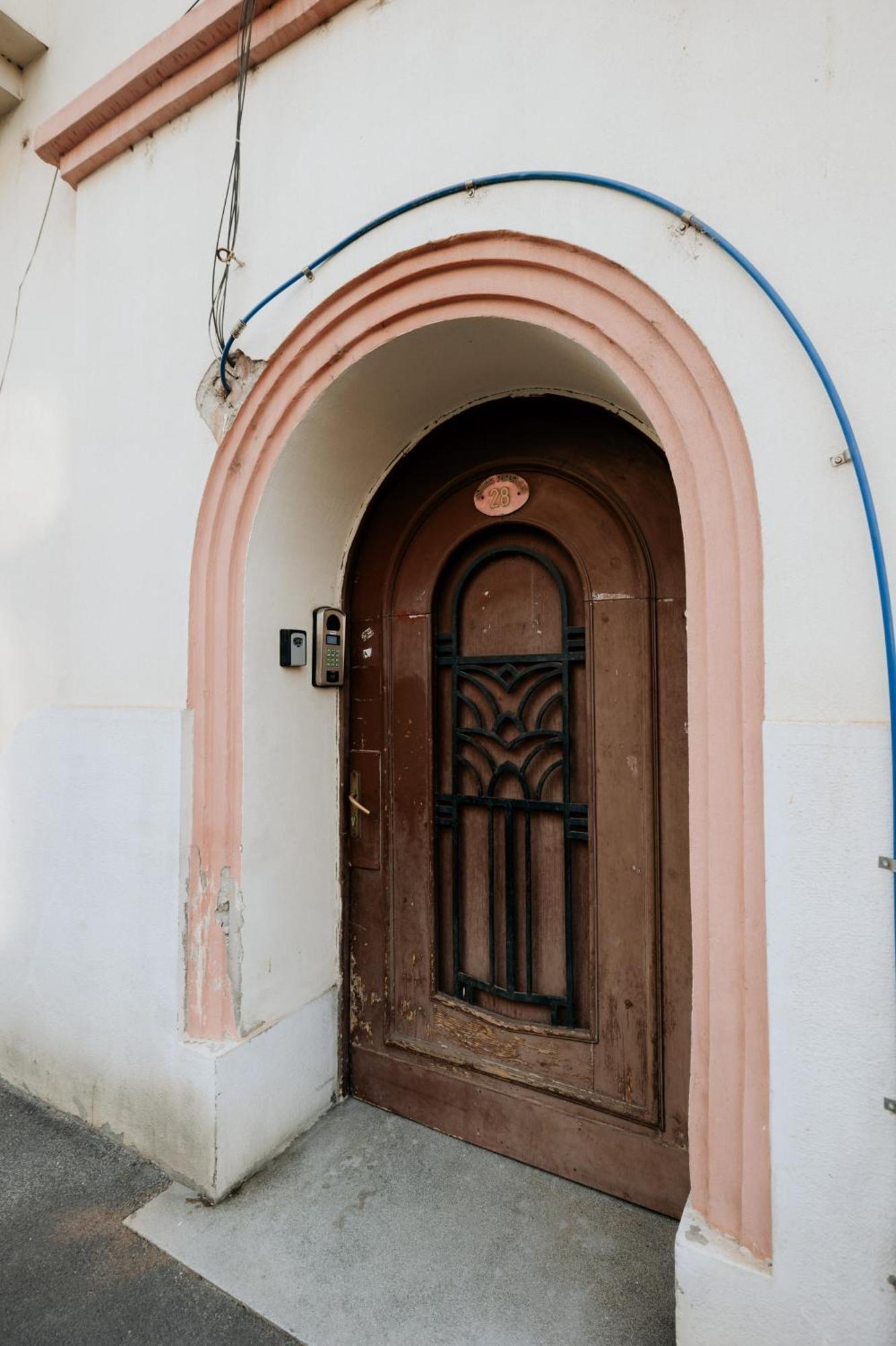 Decebal Central Studio - Elegant And Cozy Stay Arad Bagian luar foto